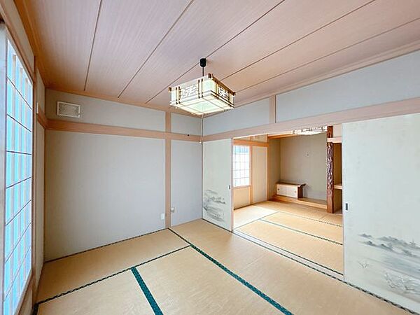 【現況写真】2階南東側にある6畳の和室の別アングルの写真です。寝室や客間など、多目的に使いやすい空間です。