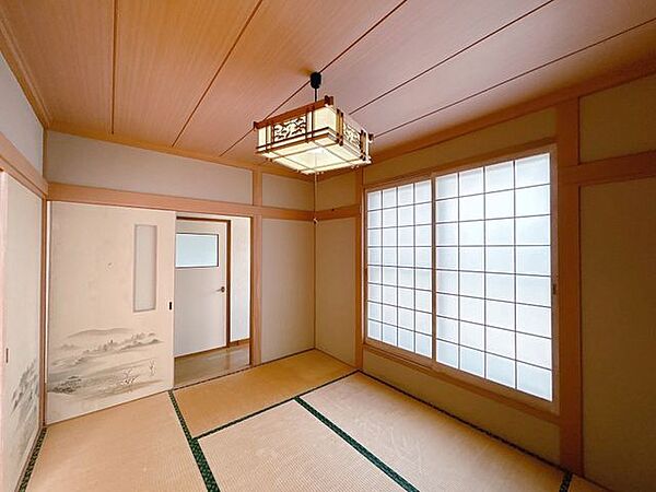 【現況写真】2階南側にある6帖の和室です。布団を敷いてお休みいただける、実用性の高いお部屋です。