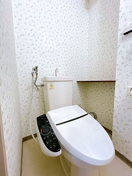 【トイレ】トイレの写真です。便座は温度調整ができるので、寒い冬場でも安心して利用できます。