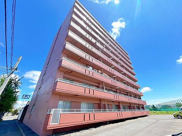 【外観】外観の別アングルの写真です。外観は落ち着いた印象で、周囲の街並みに調和しています。
