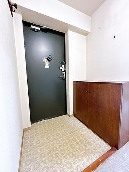 【内玄関】玄関ホールの写真です。シューズボックスもありますので、靴が収納できて安心ですね。