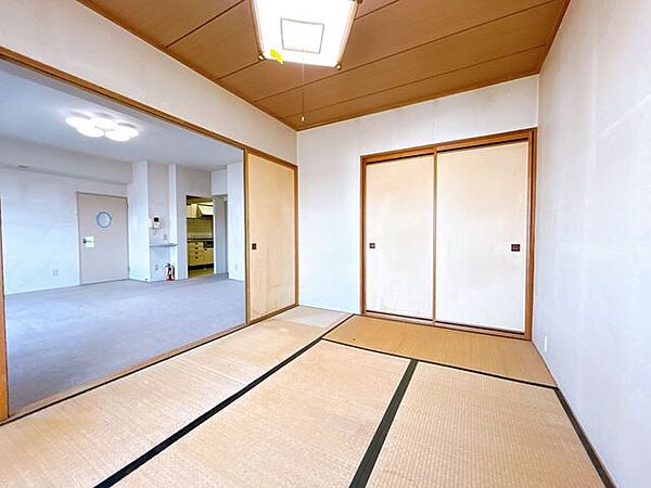 【和室】リビングの横にある6畳の和室です。リビングと隣接しているので、ふすまを開ければ親戚やお客様がたくさん来たときにも便利なお部屋です。