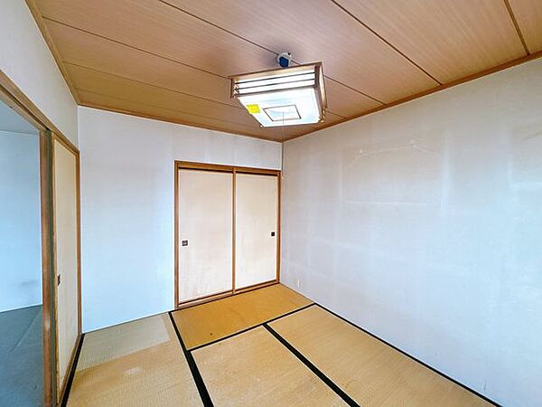 【和室】リビングの横にある和室の別アングルの写真です。布団を敷いてお休みいただける、実用性の高いお部屋です。