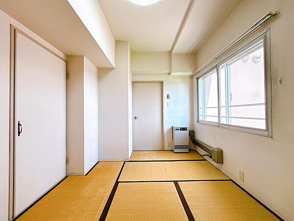 【和室】和室の別アングルの写真です。押入付きで、寝具や季節物の収納に便利です。