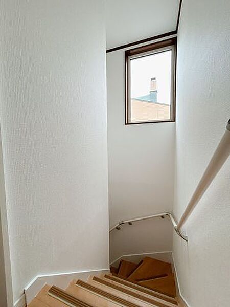 【階段】2階から見た階段の写真です。クッションフロア張替え、クロス張替え、照明交換を行いました。