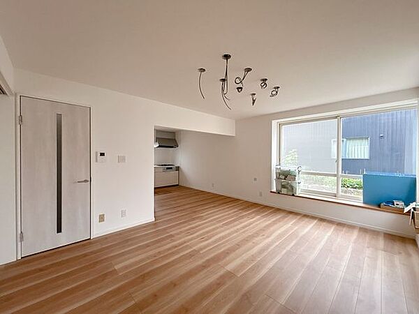 【リフォーム後】別角度のリビング。南側に大きな窓があり日当たり良好な空間です。家族団らんにぴったりな広さですね。