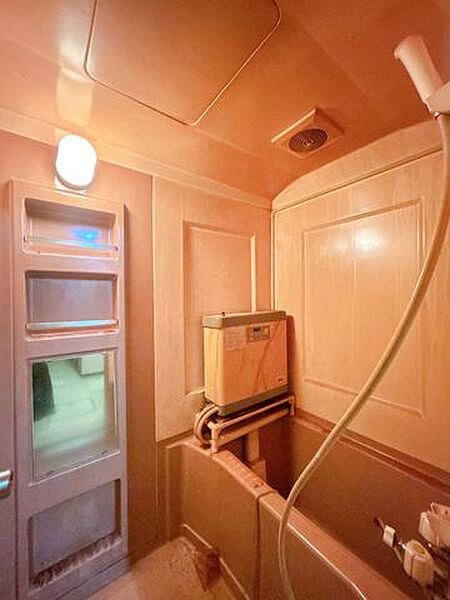 【リフォーム中】別角度のリビング。南西側に大きな窓があり日当たり良好な空間です。クロス貼り替え、フロアタイル上張り、建具交換を行います。