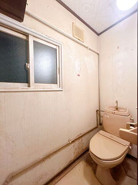 【リフォーム中】新品のトイレに交換します。トイレが交換されていると清潔で嬉しいですね。保温洗浄機能付きですので、冬場も温かいトイレで安心できそうですね。