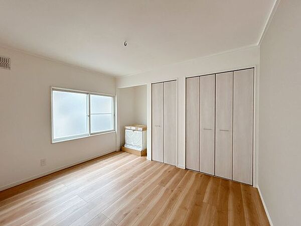 【リフォーム後】リビング横6帖の和室を洋室に変更しました。クロス仕上げ、フローリング仕上げ、建具交換、照明交換等を行いました。