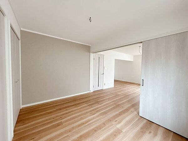【リフォーム後】リビング横6帖の洋室の別アングルの写真です。こちらのお部屋にはクローゼットがついています。子供部屋などにいかがでしょうか。
