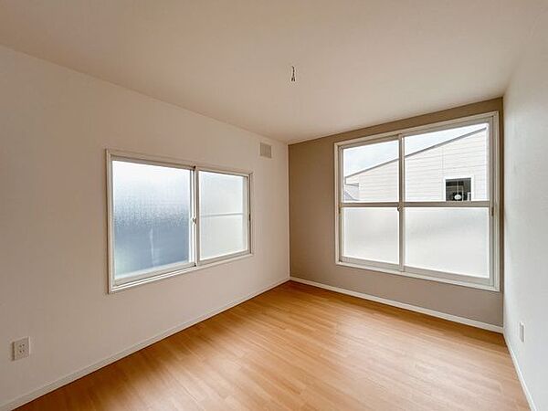 【リフォーム後】2階約6帖洋室です。クロス貼り替え、クッションフロア重ね張り、建具交換、照明交換を行いました。