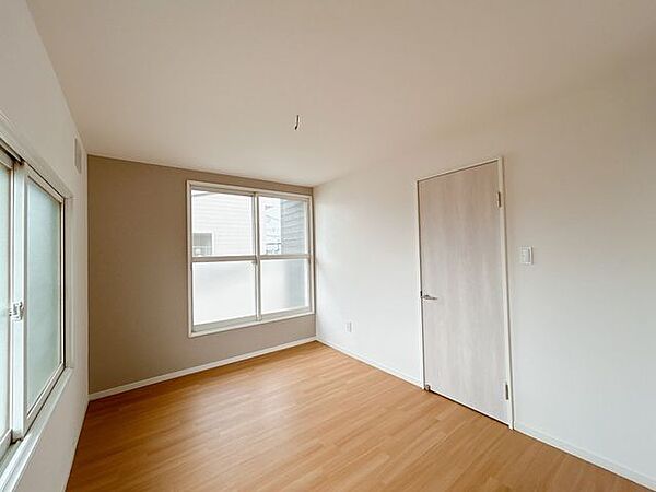 【リフォーム後】2階約6帖洋室の別アングルです。こちらのお部屋にはクローゼットがついています。子供部屋などにいかがでしょうか。