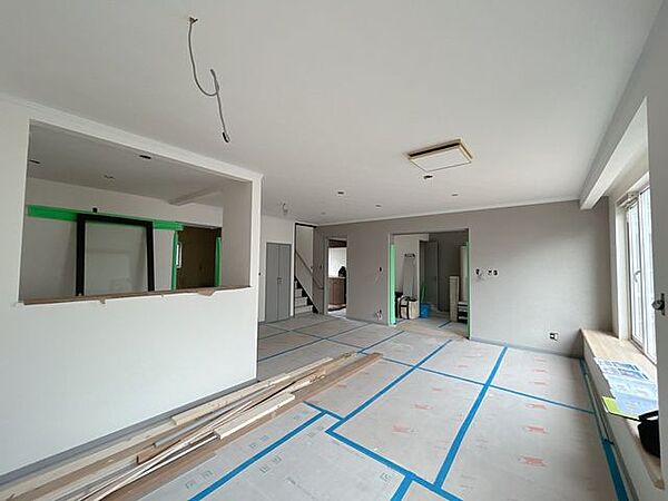【リフォーム中】1階南側にある約22帖のリビングです。床は白を基調にしたフローリングを重ね張りします。