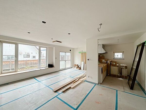 【リフォーム中】別アングルからのリビングです。天井・壁のクロスを貼り替えしたので、部屋全体が明るくなりました。
