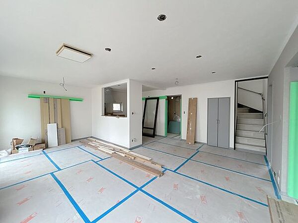 【リフォーム中】別アングルからのリビングです。キッチンは対面式ですので、リビングで遊ぶお子様を眺めながらお料理ができます。