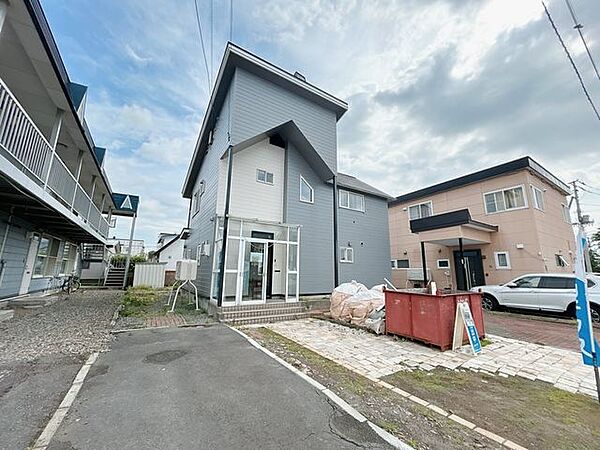【リフォーム中】閑静な住宅街にあるおうちです。屋根と外壁は塗装し直して、明るい住宅に生まれ変わりました。