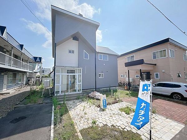 【リフォーム中】駐車スペースは車種によりますが並列で三台駐車可能です。