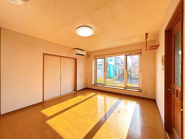 【リフォーム中】リビング。LDKは19.5帖に拡張し、クロス貼り替え、フフローリング張替え、建具交換を行います。リビングが家族団らんの場になりそうですね。