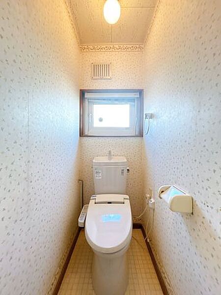 【リフォーム中】新品のトイレに交換します。トイレが交換されていると清潔で嬉しいですね。保温洗浄機能付きですので、冬場も温かいトイレで安心できそうですね。