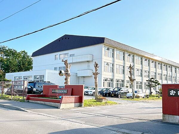 【周辺環境】旭川市立広陵中学校まで約1500ｍ（徒歩19分/自転車6分） 550m