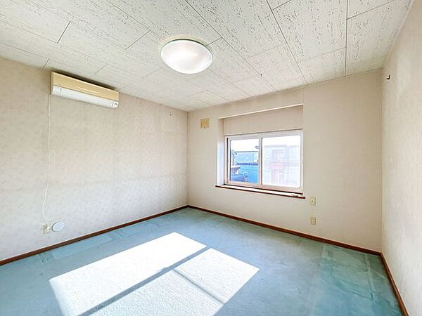 【リフォーム中】約8帖洋室。クロス貼り替え、フロア張替え、建具交換を行います。