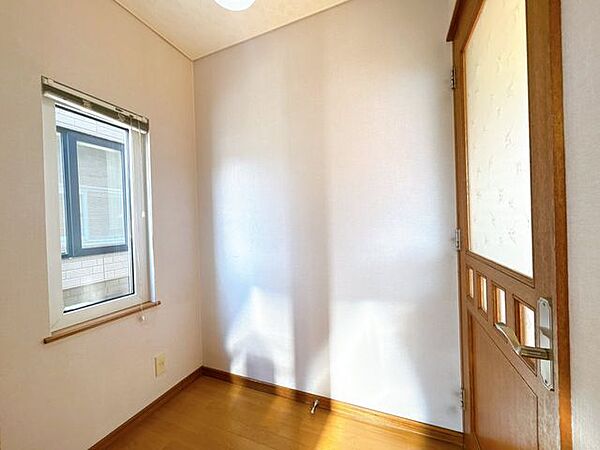 【廊下】フローリング張替え、クロス張替え、建具交換を行います。