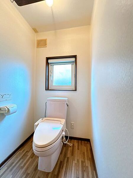 【現況写真】トイレの写真です。窓付きで、自然換気が可能です。