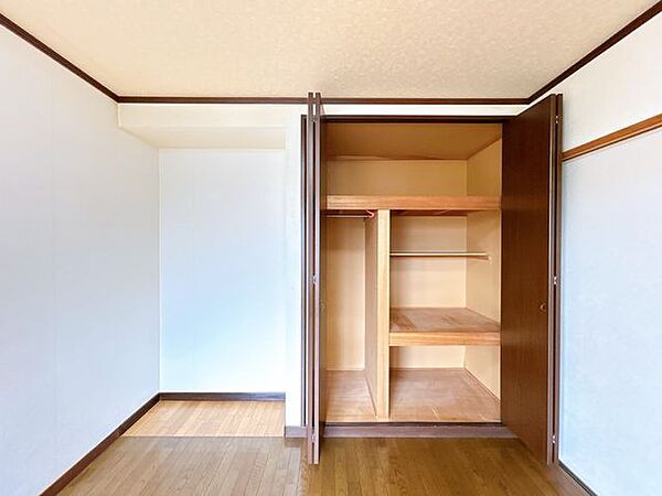 【現況写真】1階南西側約7帖の洋室の収納の写真です。荷物が多い方にも嬉しい収納付きのお部屋です。
