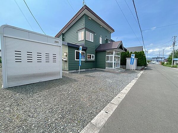 【現況写真】東側から見た外観の写真です。外観は落ち着いた印象で、周囲の街並みに調和しています。地面には砂利を敷いてあるので、夏でも雑草が生えにいです。