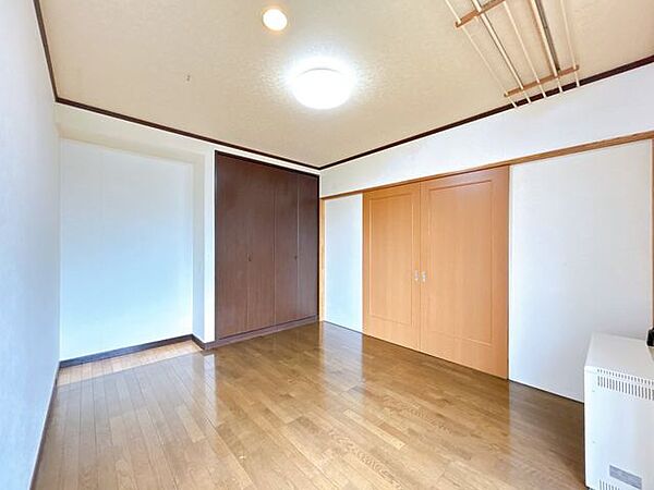 【現況写真】1階南西側約7帖の洋室です。窓があり、日中は自然光が入る明るい空間となっております。収納もある部屋なの使い勝手の良い洋室です。