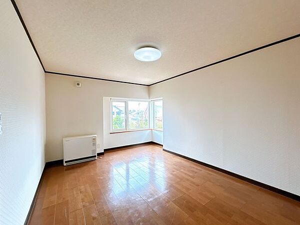 【現況写真】2階南東側約7帖の洋室です。シンプルな内装のため、インテリアを選ばずにお使いいただけます。