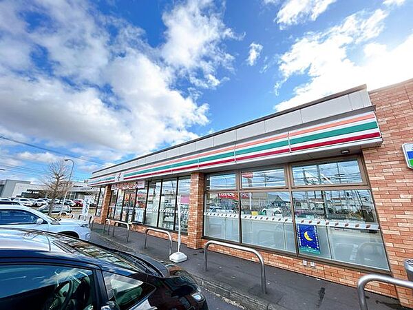 【コンビニ】セブン-イレブン旭川神居7条店様まで約550ｍ、徒歩約7分。 450m