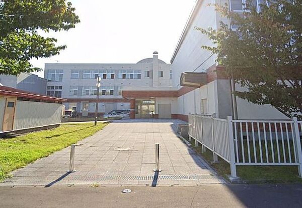 ベストプライス 神居店 【小学校】旭川市立神居小学校まで約1000ｍ、徒歩約13分。 650m