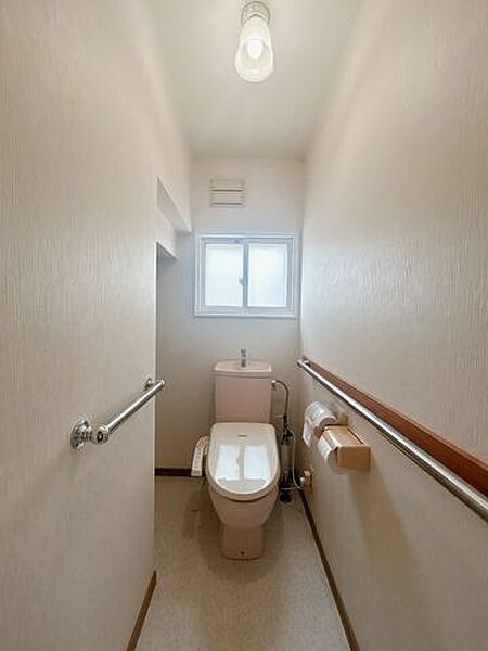 【現況写真】トイレの写真です。窓付きで、自然換気が可能です。段差が少なく、出入りがしやすい設計です。