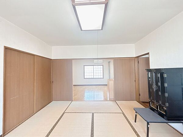 【現況写真】1階リビング横にある6畳の和室です。布団を敷いてお休みいただける、実用性の高いお部屋です。