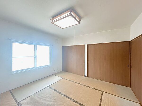 【現況写真】1階リビング横にある6畳の和室の別アングルです。リビングと隣接しているので、ふすまを開ければ親戚やお客様がたくさん来たときにも便利なお部屋です。