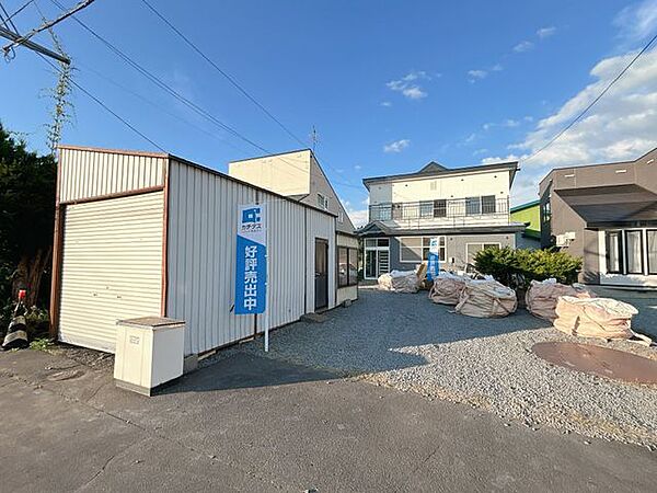 【外観】閑静な住宅街にあるおうちです。外観は落ち着いた印象で、周囲の街並みに調和しています。