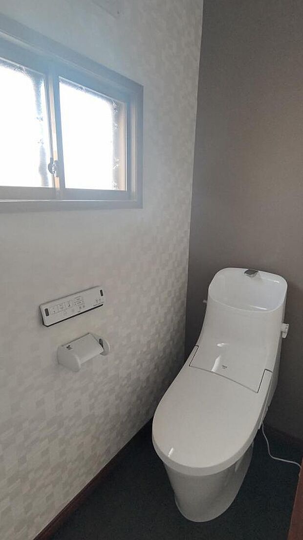【リフォーム後】トイレは便器ごと、LIXIL製の新品交換致しました。便座も温度調整が出来るので、寒い冬でも安心して利用できます。直接肌に触れる部分なので、新品だと嬉しいですね。