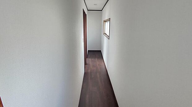 【リフォーム後】2階廊下写真です。壁紙のクロスを貼り、明るい廊下に生まれ変わりました。