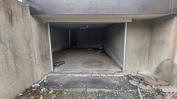 【現状】地下の写真です。家の中とは入口は繋がっておりませんので、外からシャッターで単独な空間となっております。駐車場や物置空間として活用ください。