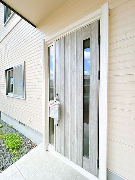 【リフォーム済】玄関ドアは新品の断熱ドアと鍵の交換致しました。鍵交換がされていると、セキュリティー面でも安心できそうですね。