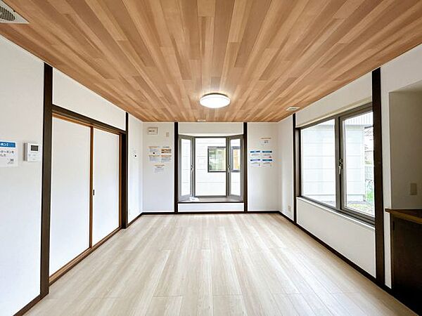 【リフォーム済】リビングは床を上張りしてクロスを張り替えました。照明も新品交換致しました。