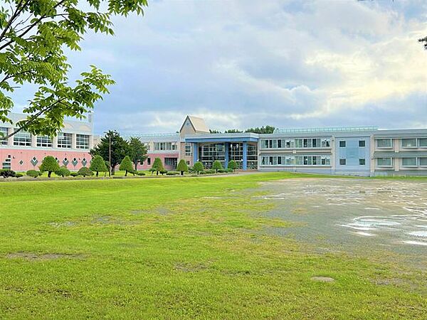 最寄りの中学校は北中学校です。住宅から約1800ｍ(徒歩約24分)の距離にございます。登下校の時間でお友達とたくさんお話出来ますね。