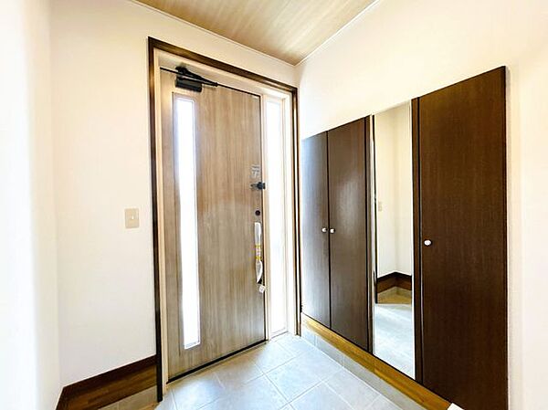 【リフォーム済】玄関内部はクロスを張り替えてフロアを上張り致しました。照明も交換致しました。