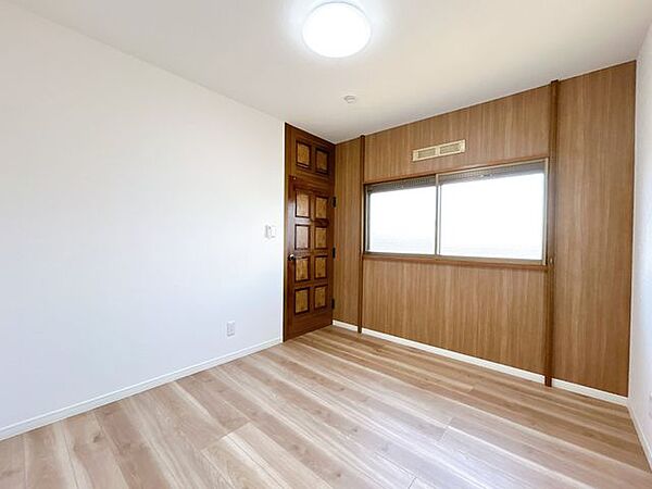 【リフォーム済】2階西側洋室です。クロス張替とクッションフロアを