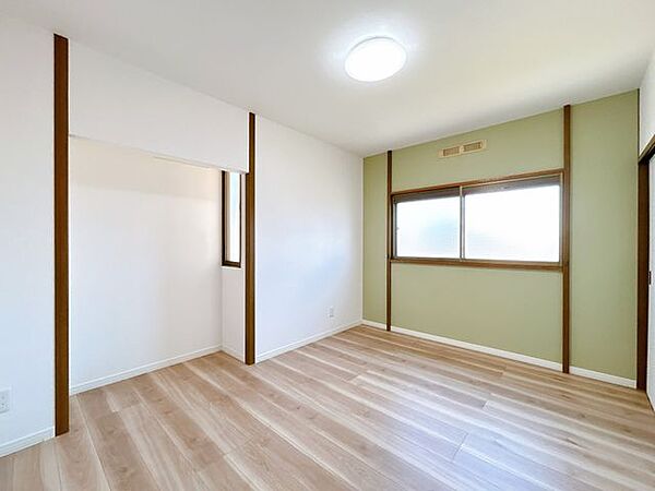 【リフォーム済】2階洋室です。こちらはクロスの張替えとクッションフロアの上張りを行いました。