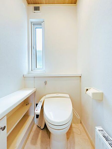 【リフォーム済】トイレは点検を行いクリーニングで仕上げました。壁、天井のクロス貼替で仕上げました。