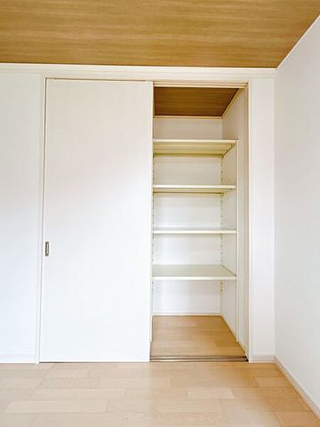 【リフォーム済】1階洋室の収納です。収納が各部屋についているので、お部屋をすっきりきれいに保つことができます。