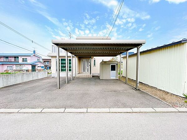【リフォーム済】駐車場です。地面は転圧されているので、雨などで荒れることもありません。さらに大きなカーポートで愛車を雨風からしのぐことができますね。
