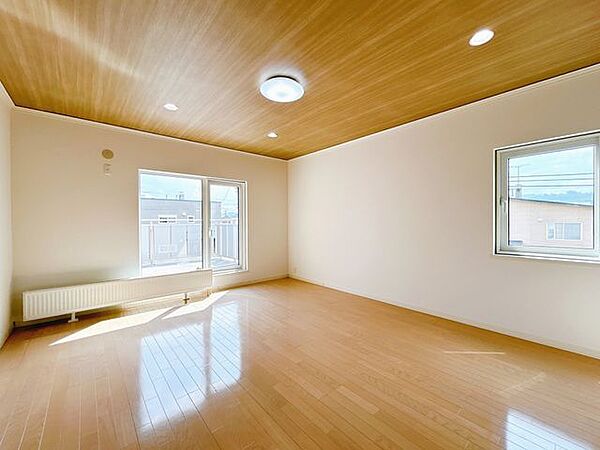 【リフォーム済】2階8.13帖居室の床はクリーニング、壁、天井の壁紙の張替を行いました。窓はバルコニーにもつながっており、広々としたお部屋で趣味のお部屋などにいかがでしょうか？